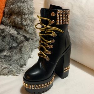 Very very light platform boots